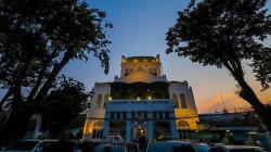 Buka Puasa di Masjid Cut Meutia Sambil Melihat Bangunan Peninggalan Belanda