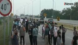 Video Ratusan Korban Gusuran Demo di Jalan Tol Cimanggis-Cibitung