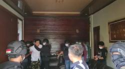 Video Densus 88 Tangkap Munarman dan Geledah Bekas Markas Organisasi Terlarang FPI