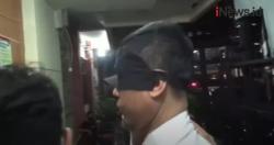 Video Tiba di Polda Metro Jaya, Munarman Diborgol dan Mata Ditutup