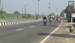 Akali Penyekatan di Jalur Pantura, Pemudik Susuri Jalur Tikus dengan Motor<