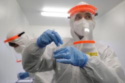 Petugas Kimia Farma di Bandara Ketahuan Pakai Rapid Antigen Daur Ulang, Epidemiolog: Memprihatikan dan Berbahaya   