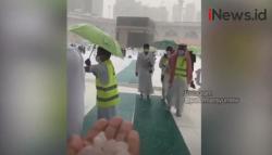 Video Hujan Es dan Banjir di Masjidil Haram, Jamaah Tawaf Pakai Payung