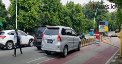 Video Minibus Tabrak Separator Busway di Pulogadung