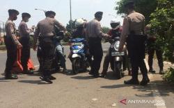 Halau Pemudik, Polisi Perketat Pengamanan di Perbatasan Karawang-Bekasi<