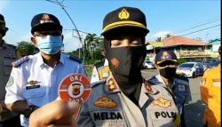 Tak Hanya Balik Arah, Mobil Pemudik Nakal Dipasang Stiker di Perbatasan Jabar-Jateng<