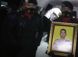 Video Tangis Histeris Keluarga Sambut Jenazah Bharatu I Komang Wira Natha