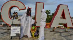 Protes Tempat Wisata Dibuka, Pria Berkostum Hantu Muncul di Alun-Alun Ciamis<