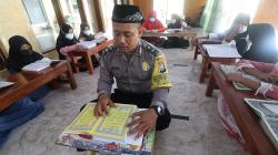 Potret Personel Polri Mengajar Anak-Anak Kediri Membaca Alquran