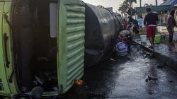 Warga Berebut Ambil Minyak Tumpah dari Truk Tangki Terguling di Pekalongan