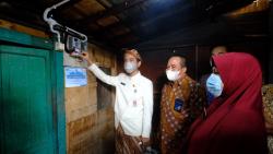 Gibran Serahkan Bantuan Listrik Gratis dari Program Ramadan Berbagi PLN