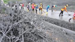 Jalanan Dipenuhi Lumpur Bekas Erupsi Kawah Sileri Dieng Mulai Dibersihkan<
