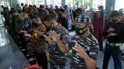 Prajurit TNI AL Salat Gaib Doakan Awak KRI Nanggala