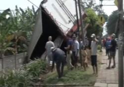 Video Truk di Cengkareng Terperosok ke Parit, Diduga Sopir Mengantuk