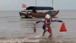 Gokil, Ultraman Joget di Pantura Karawang Sambil Bawa Lobster<