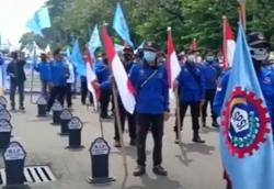 Video Elemen Buruh Lakukan Aksi Tabur Bunga di Hari Buruh International 