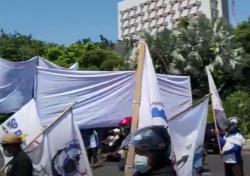 Ratusan Buruh Gelar Aksi Demonstrasi Datangi Gedung Grahadi Surabaya 