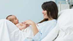 Bunda, Sentuhan Skin to Skin dengan Buah Hati Ternyata Bisa Memperlancar ASI lho!