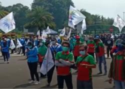 Video Buruh dan Mahasiswa Mulai Padati Kawasan Patung Kuda, Jakpus 