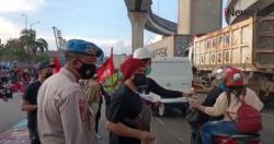 Video Aksi Mayday, Buruh Tanjung Priok Bagi-Bagi Takjil