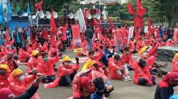 Aksi Buruh Pakai APD saat Demo May Day di Gedung Sate: Tuntut Bayar THR Full<