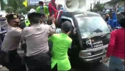 Ricuh, Demo Mahasiswa Memperingati Hari Buruh di Jalur Pantura Semarang <