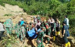 Basarnas Tambah Personel untuk Evakuasi Korban Longsor di Tapanuli Selatan<