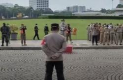 Video TNI-Polri dan Pemprov DKI Gelar Apel Pengetatan Prokes