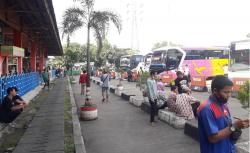 Jelang Larangan Mudik, Terminal Kampung Rambutan Ramai Penumpang<