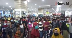 Video Jelang Lebaran, Kerumunan Massa Padati Mal di Jember