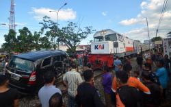 Kecelakaan Perlintasan Sebidang, Satu Minibus Ringsek Dihantam KA Sibinuang