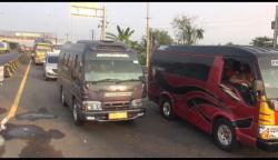 Jelang Larangan Mudik, Mobil Travel Jabodetabek Padati Gerbang Tol Pejagan Brebes<