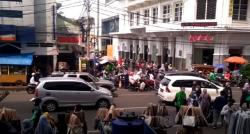 Video Jelang Lebaran, Warga Memadati Pasar Baru Bandung Tanpa Patuhi Prokes