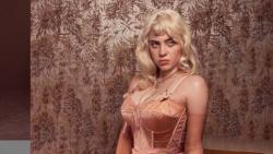 4 Gaya Billie Eilish dengan Rambut Blonde, Seksi Bikin Pangling