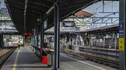 Suasana Stasiun Pasar Tanah Abang Ditutup untuk Menghindari Kerumunan
