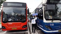 Terdampak Penutupan Stasiun Tanah Abang, Penumpang Naik Bus Gratis