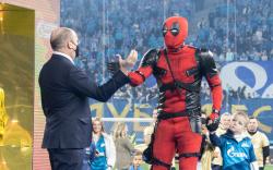 Pemandangan Langka, Deadpool Angkat Trofi Liga Rusia