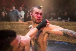 Pakai Ring Jerami, Intip Kebrutalan Tinju Telanjang ala Orang Rusia