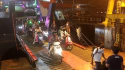 Pemudik dengan Kendaraan Roda Dua Dominasi Pelabuhan Ketapang