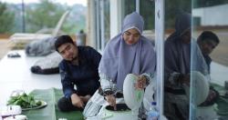 Utang Rp200 Ribu ke Istri untuk Obat Ibu, Ustaz Solmed Bayar 3 Kali Lipat dan Hadiahi Mobil Mewah