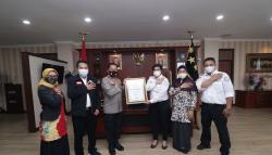 Kapolda Kepri Terima Penghargaan TRC Perlindungan Perempuan dan Anak<