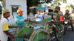 Anggota TNI dan Polri di Blora Keliling Bagikan Ribuan Takjil dan Masker 