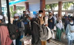 Mudik ke Bawean, Ratusan Santri Padati Pelabuhan Gresik 