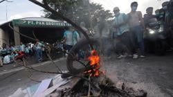 Protes THR Dicicil, Ribuan Buruh Pabrik di Boyolali Bakar Ban Bekas
