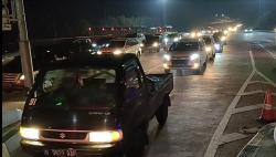 Berlomba dengan Waktu, Kendaraan Pemudik Melonjak di GT Palimanan Cirebon