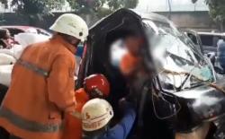 Tabrak Separator Busway di Rawamangun, Pengemudi Pikap Terjepit Badan Mobil