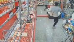 Apes, Pencuri Kalung Terjebak di Toko Emas Tak Bisa Buka Pintu <
