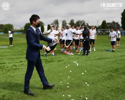 Presiden Inter Milan Zhang Rayakan Gelar Scudetto Sambil Joget Bareng Pemain