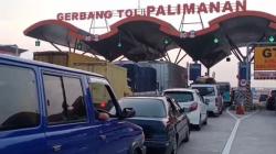 Sehari Jelang Larangan Mudik, Ribuan Kendaraan Padat Merayap 2 Km di Tol Cipali<