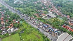 Penampakan Ribuan Kendaraan Terjebak Macet hingga 8 Km di Tol Cikupa